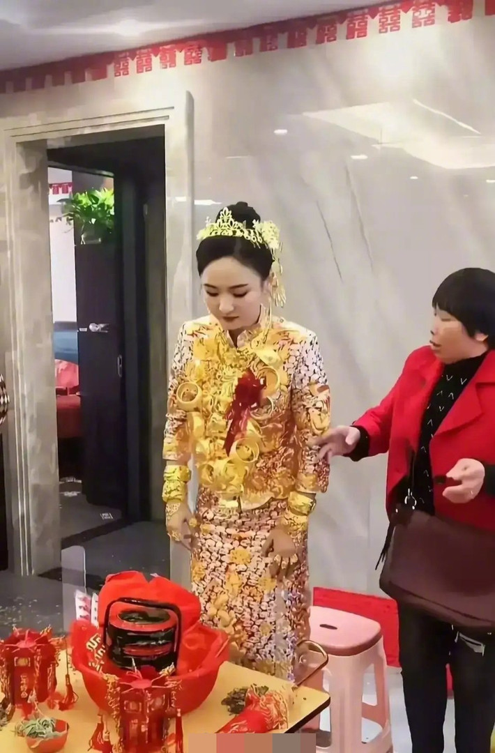 Theo thông tin được biết, đám cưới xa hoa này diễn ra tại Phúc Kiến, Trung Quốc, cô dâu 31 tuổi đặc biệt được bố mẹ chi khối tài sản "khủng" để làm hồi môn cho con gái.