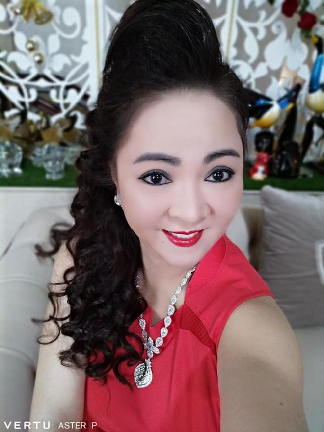 Thậm chí bản thân bà Nguyễn Phương Hằng còn không nhận ra mình mỗi lần lên sóng giao lưu với mọi người.