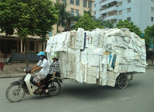 Người dân Việt Nam còn tạo thêm những xe kéo đằng sau để tăng thêm "trọng tải" chở hàng. Ảnh: Tổng hợp