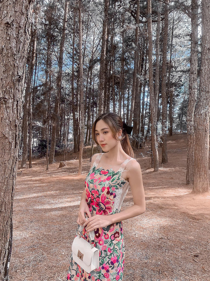 Tú Uyên thường xuyên khoe ảnh đi làm, dự sự kiện trên trang cá nhân.