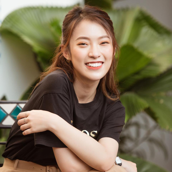 Ngắm nhìn Khánh Vy trên sâu khấu quá đỗi xinh đẹp, khiến cho mọi ánh mắt khán giả trong điểm cầu đều nhìn cô với ánh mắt ngưỡng mộ.