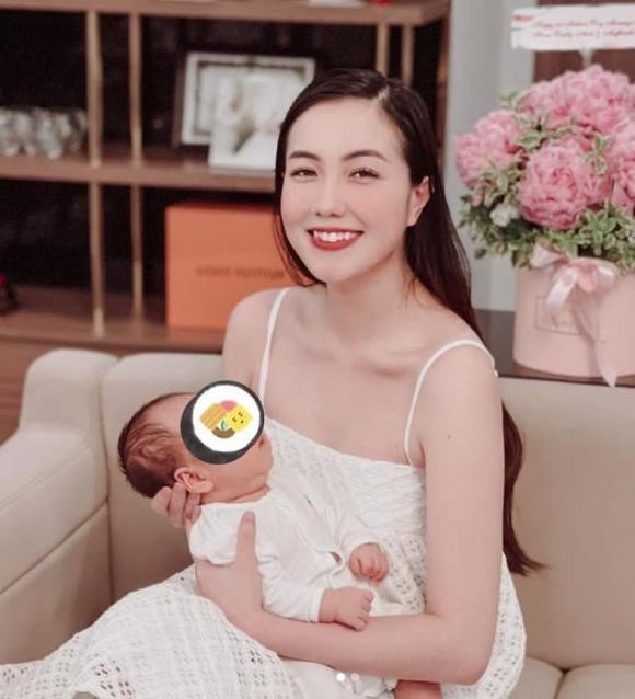 Dẫu tiết lộ 8 tháng sau sinh con mà bụng vẫn bầu như 4 tháng, nhưng nhan sắc Mie Nguyễn vẫn nhận được nhiều ngợi khen.