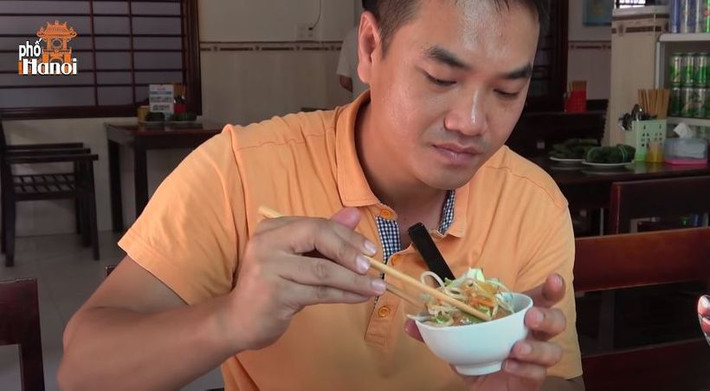 Duy Nến tên thật là Trần Văn Duy, chàng trai này chuyên review các món ăn tại Hà Nội, cũng như một số vùng miền khắp trên cả nước Việt Nam.