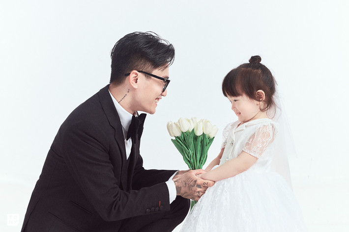 Những hành động rất đỗi tự nhiên của hai bố con tạo cho người xem cảm giác mới lạ, hấp dẫn, vô cùng đáng yêu và thể hiện tình cảm thiêng liêng giữa bố và con gái không gì so sánh được.