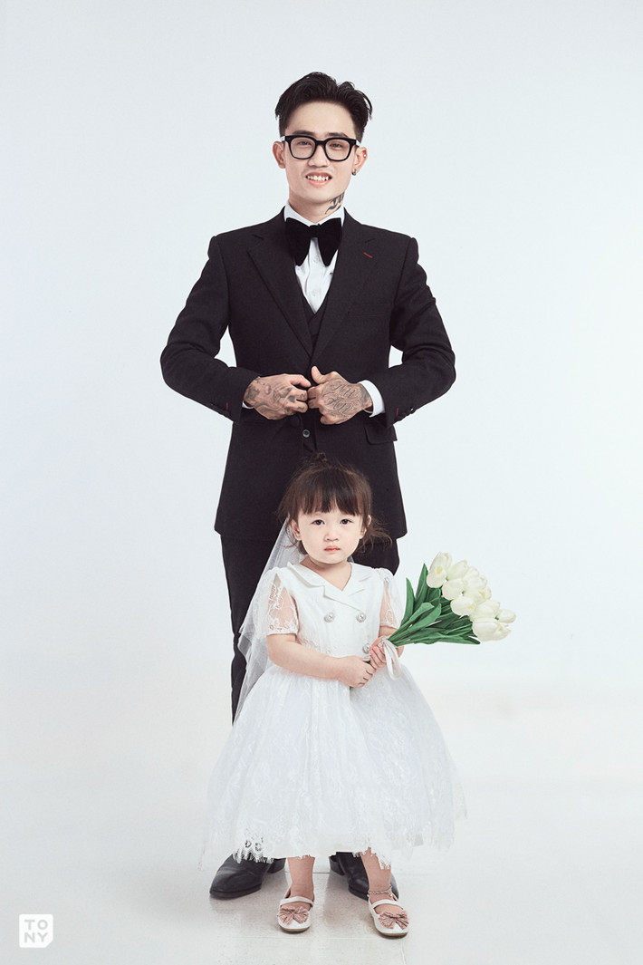 Theo chia sẻ, lúc đầu ý tưởng của bộ ảnh là em bé chụp với mẹ để trở thành album cô dâu. Thế nhưng, mẹ đã không còn sống chung với hai bố con nên ê kíp phải đưa ra ý tưởng mới.