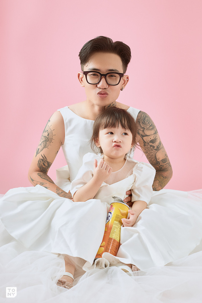 Được biết, chủ nhân của bộ ảnh này là anh Dũng, anh là bố đơn thân, phải một mình làm việc để nuôi con gái nhỏ của mình.