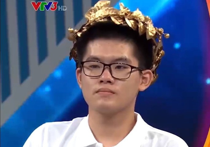Hoàng Khánh còn tự xây dựng một kênh YouTube với các video tìm hiểu về kiến thức khoa học, đời sống rất gần gũi.