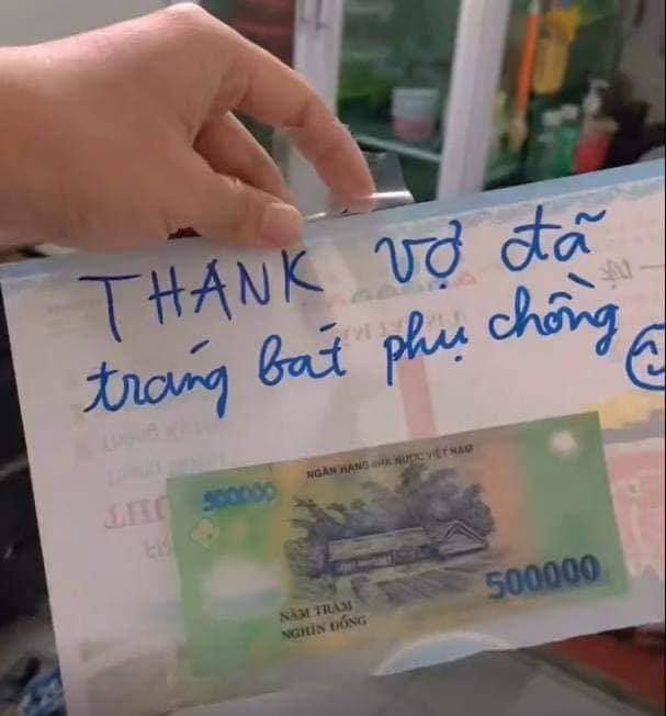 Thay vì dùng lời lẽ mật ngọt để nịnh vợ, người chồng này lại tặng vợ món quà là những từ 500 ngàn đồng vô cùng độc đáo nhưng không kém phần ý nghĩa, thiết thực.