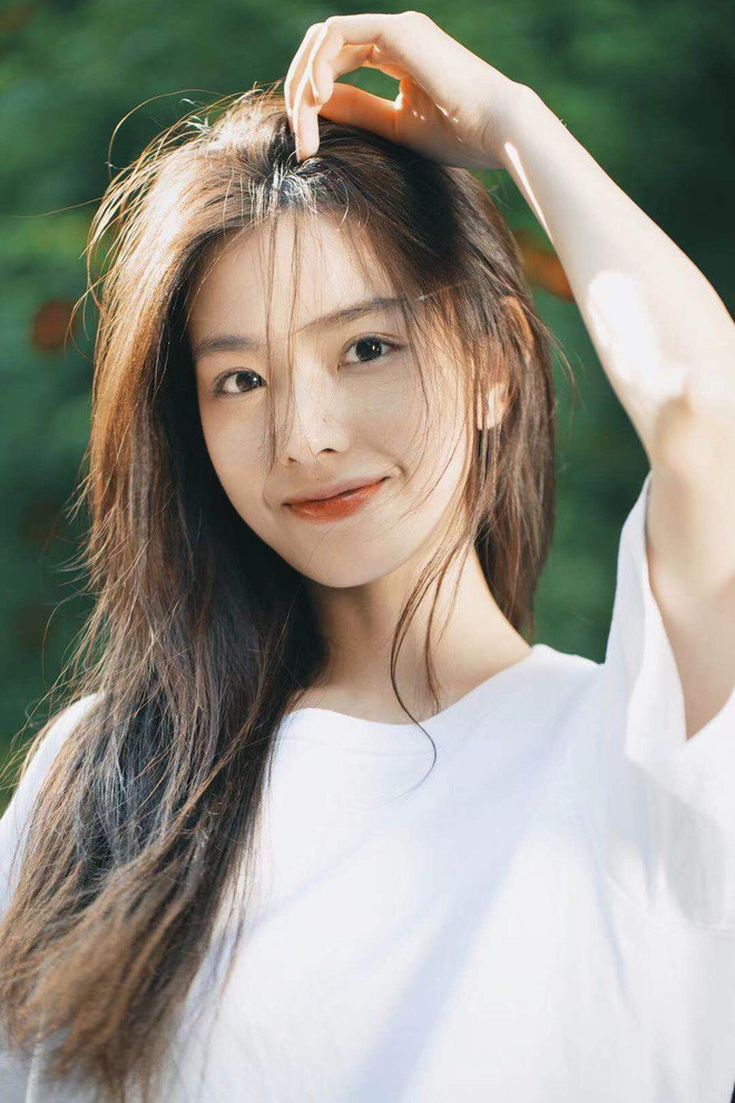 Hot girl Tôn Nhất Ninh là cái tên khá nổi thời gian qua bởi lùm xùm liên quan đến thiếu gia giàu nhất Trung Quốc Vương Tư Thông.