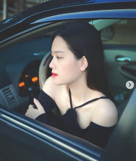 Cô nàng có thể biến hoá khá nhiều phong cách từ ngọt ngào cho đến sang trọng, quyến rũ.