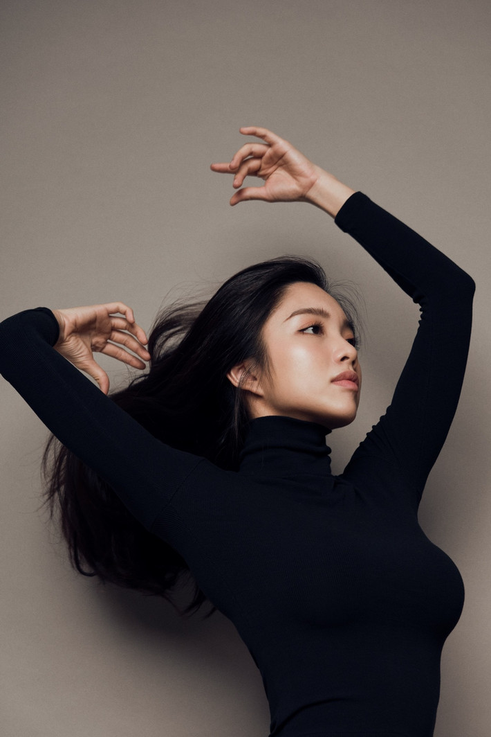 Nữ tiếp viên hàng không còn làm cô giáo dạy yoga với kênh youtube riêng, ngoài thời gian trên những chuyến bay.