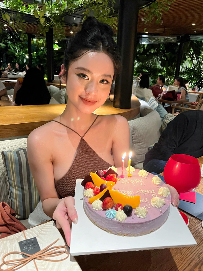 Sự thay đổi sắc vóc của Hàn Hằng làm không ít người tò mò và đoán già đoán non, nhiều người còn không khỏi cảm thán trước sự thay đổi về ngoại hình của gái xinh này.