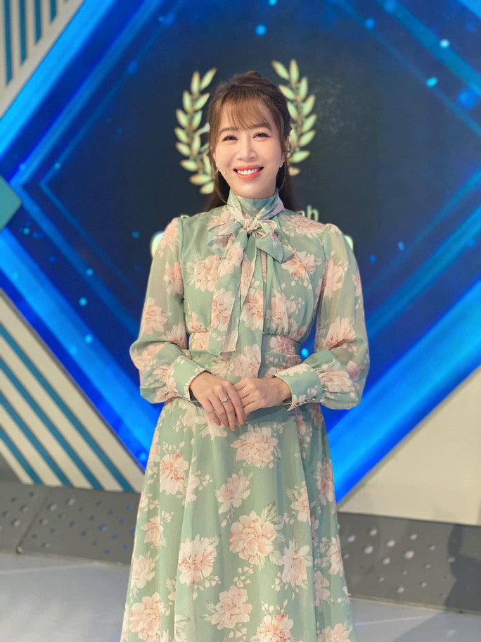 Bài đăng của cựu MC Đường Lên Đỉnh Olympia bất ngờ nhận được hàng ngàn lượt like, bình luận chỉ sau 1 giờ đăng tải. Diệp Chi còn nhận được "cơn mưa" lời khen từ đông đảo khán giả.