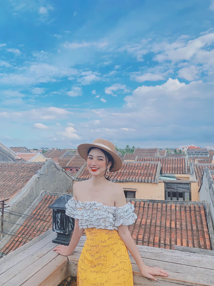 Trước khi trở thành giảng viên, Ngọc từng đạt nhiều thành tích đáng nể như Hoa khôi Thanh lịch trường Đại học Sư phạm Hà Nội, Top 20 nữ sinh viên Việt Nam duyên dáng năm 2016.