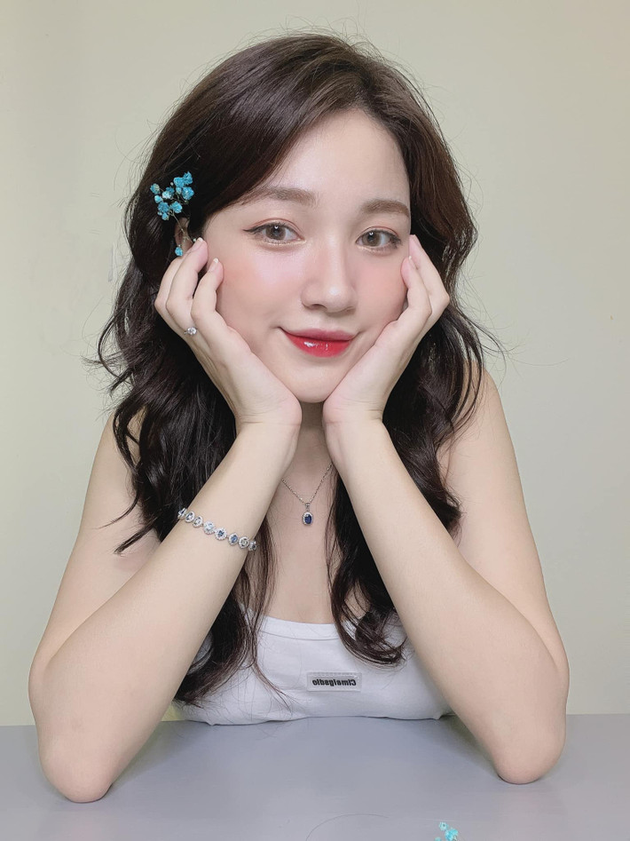 Được biết, Tiêu Ngọc (sinh năm 1996) tên thật là Phạm Thị Hồng Ngọc. Cô nàng từng nổi đình đám với danh xưng cô giáo hot girl nhờ sắc vóc minh tinh.