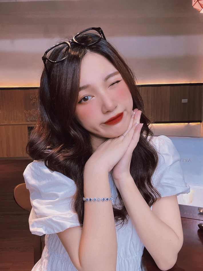 Sở hữu nhan sắc xinh đẹp với gương mặt thanh tú, vóc dáng mong manh, nữ giảng viên này chiếm cảm tình của hàng nghìn người theo dõi trên mạng xã hội.