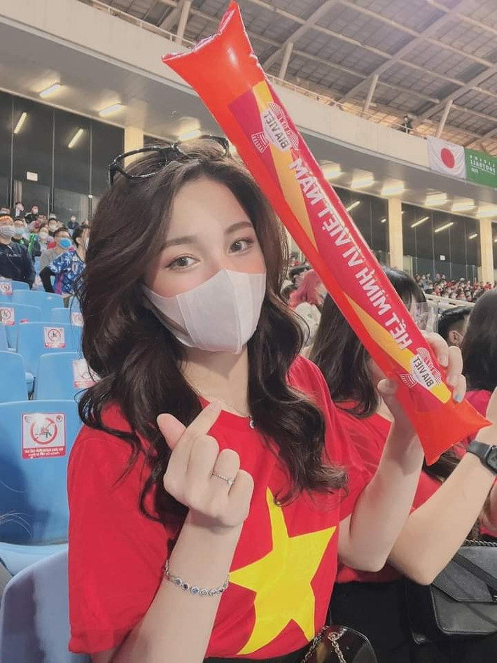 Mấy ngày qua mạng xã hội xôn xao chia sẻ những bức ảnh của một hot girl xinh đẹp, tràn đầy năng lượng trong SVĐ Mỹ Đình.