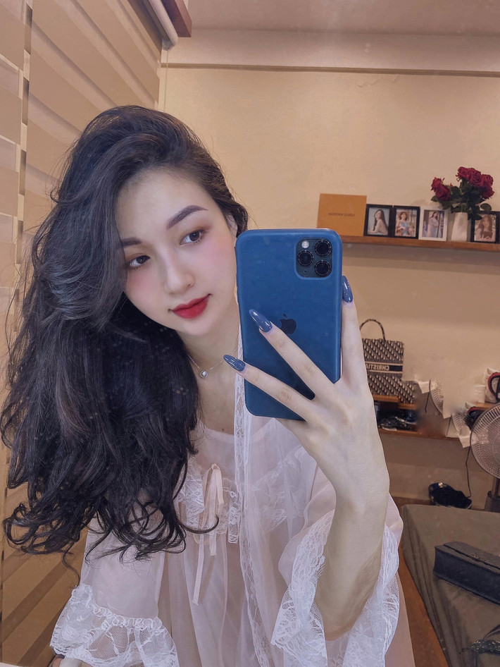 Sau khi lộ clip "nóng", Vũ Thị Anh Thư đã khóa trang cá nhân và "im hơi lặng tiếng" một thời gian. Tuy nhiên thời gian gần đây cô đã tái xuất với hình ảnh mới, sang trọng, quyến rũ hơn.