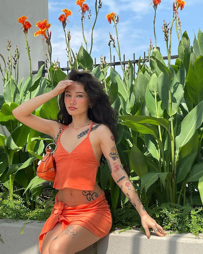 Naomi tên thật là Huỳnh Roestel Naomi, là con lai Việt - Đức. Cô là một ca sĩ underground được nhiều người yêu mến nhờ các sản phẩm kết hợp với bạn trai mình - rapper Wean.