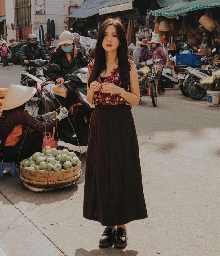 Huyền được mọi người nhận xét có vẻ ngoài trẻ hơn số tuổi, cô luôn nhí nhảnh, đáng yêu, vì thế dễ gây thiện cảm với người đối diện.