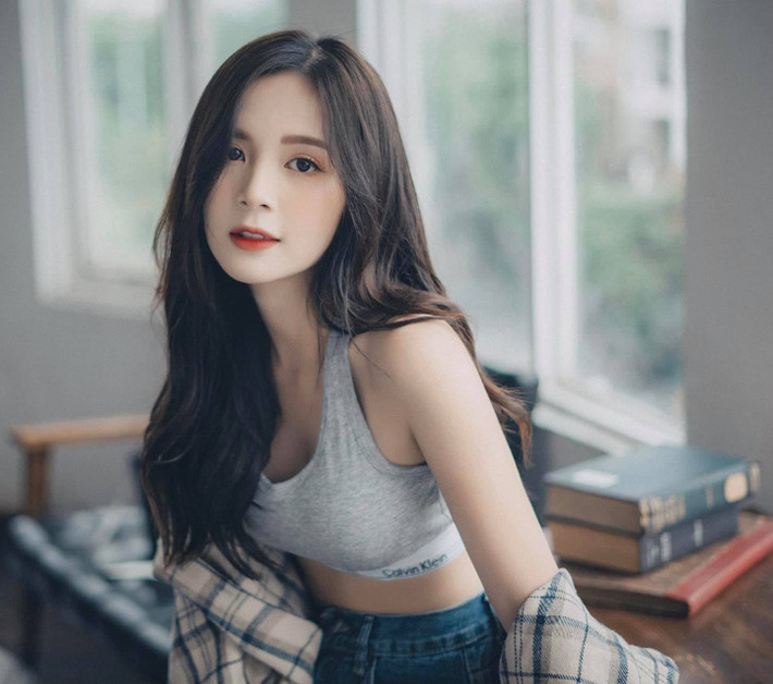 Bước sang tuổi 25 nhưng Nguyễn Hoàng Ngọc Huyền vẫn sở hữu gương mặt trẻ hơn tuổi thực. Ảnh: FBNV