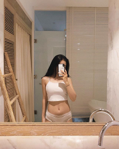 Theo nhận xét của nhiều người, body Nga Wendy phải thuộc hàng cực phẩm thì mới dám diện bộ bikini táo bạo đến thế này.