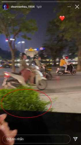 Văn Hậu đăng tải story ngồi cùng bố tại một quán cafe ở hồ Gươm và gần như cùng lúc, Doãn Hải My cũng check - in đi uống trà. Dù quay ở 2 góc khác nhau nhưng không khó nhận thấy điểm chung giữa story của cặp đôi này chính là rặng cây. Ảnh: Tổng hợp