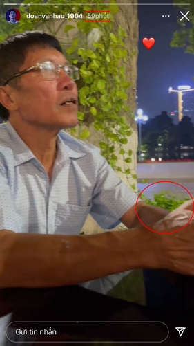 Thậm chí có lần, cư dân mạng còn tinh mắt tìm ra chi tiết Đoàn Văn Hậu dẫn Doãn Hải My đi gặp phụ huynh - bố mình.