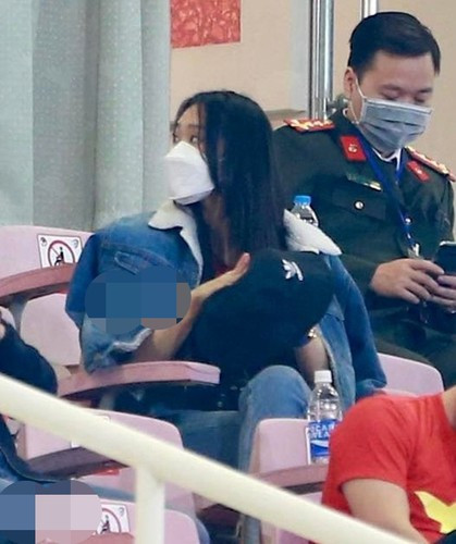 Gần đây nhất là trong trận đấu giữa đội tuyển Việt Nam và Nhật Bản trên SVĐ QG Mỹ Đình, bạn gái tin đồn Đoàn Văn Hậu cũng xuất hiện trên khán đài.