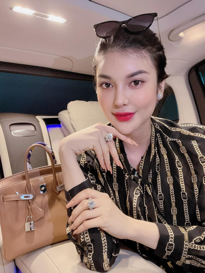 Thời gian qua Lily Chen và Ngọc Trinh thường xuyên có màn đụng độ hàng hiệu, từ xe sang, quần áo cho đến túi xách hàng hiệu,...làm cộng đồng mạng xôn xao bàn tán. Ảnh: Tổng hợp