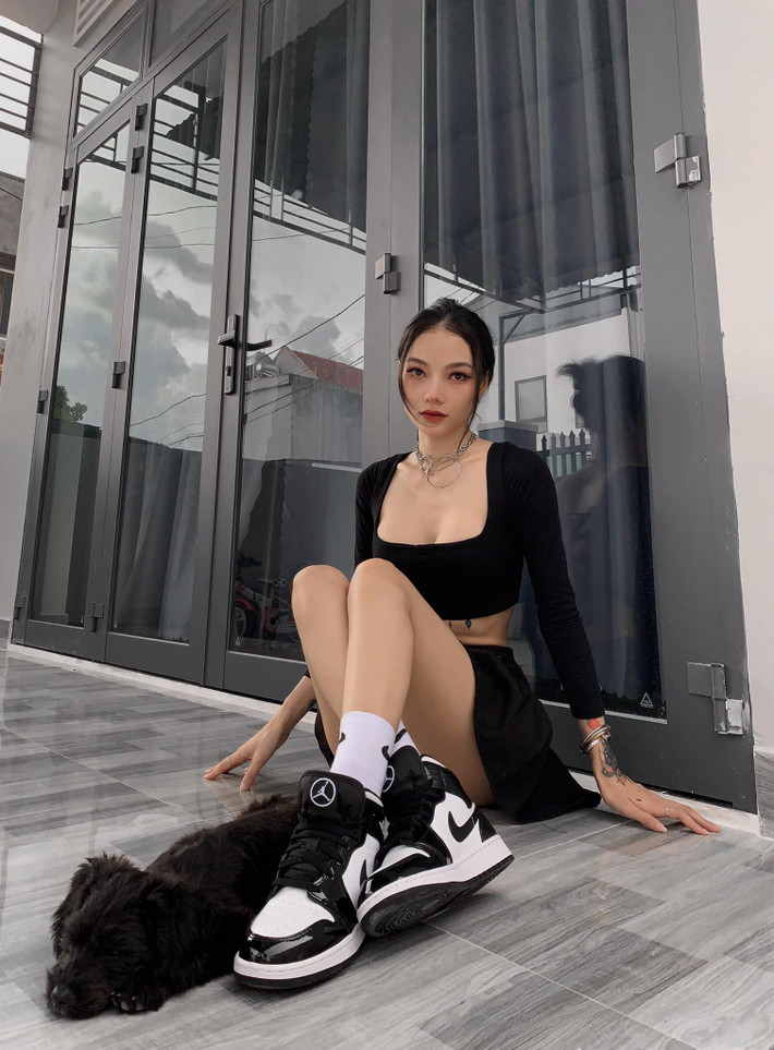 Mặc dù sở hữu nhiều hình xăm nhưng người đẹp streamer vẫn được khen ngợi bởi vẻ đẹp nữ tính.