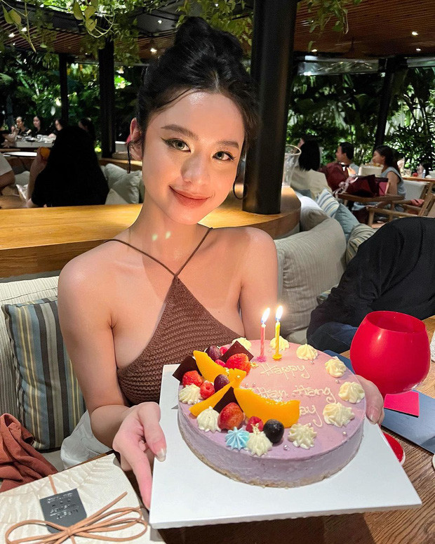 Sau gần 2 năm ở ẩn trên MXH, mới đây hot girl Hàn Hằng bất ngờ xuất hiện trên Instagram bằng loạt khoảnh khắc vô cùng xinh đẹp.