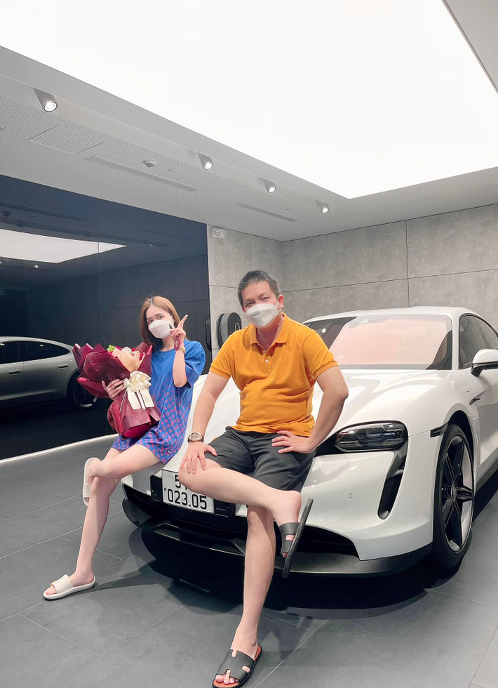 Bên cạnh những món quà sang trọng, đắt giá, chồng Băng Di còn rất ngọt ngào, quan tâm vợ từng những cử chỉ nhỏ nhất.