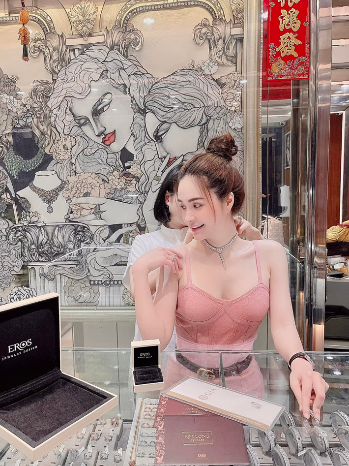 Trải qua nhiều năm sinh sống, anh vẫn luôn chứng tỏ được sự thương vợ, chiều con, khiến nhiều người ghen tỵ.