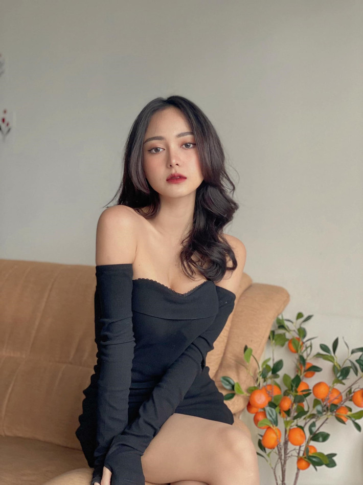 Theo dõi trang cá nhân của người đẹp, có thể thấy cô có gu ăn vận gợi cảm khác hẳn hình ảnh nữ sinh đồng phục từng được biết đến.