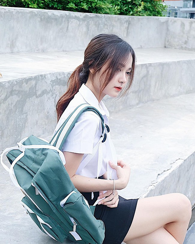 Gái xinh xứ Chùa Vàng từng nổi tiếng với loạt ảnh diện đồng phục học sinh khoe vẻ đẹp ngây thơ, trong trẻo.