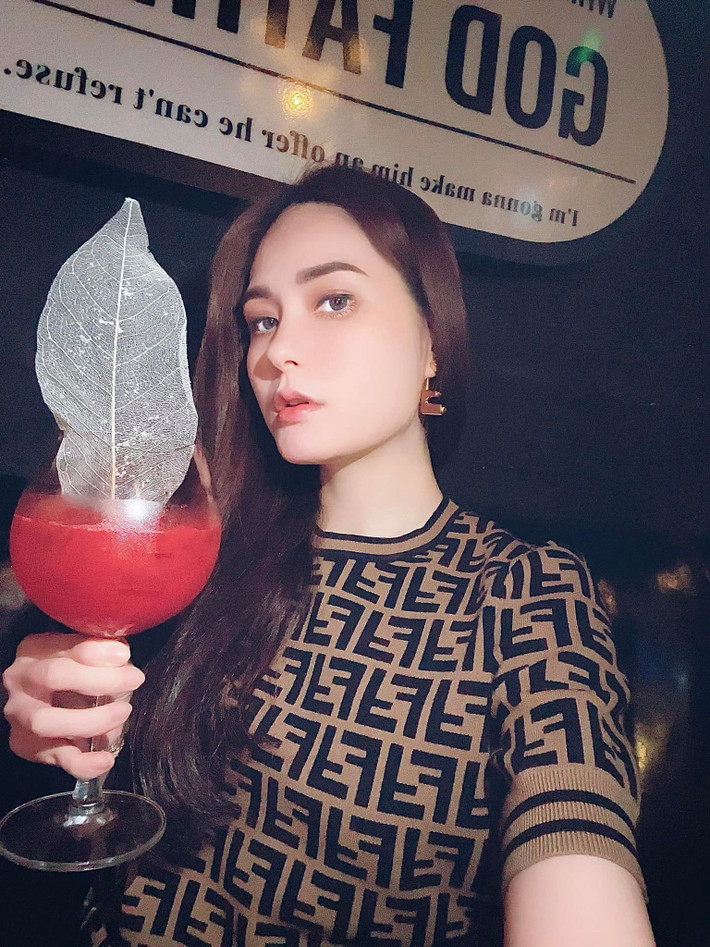 Tận hưởng cuộc sống sung túc nhiều người mơ ước, nữ đại gia quận 7 Đoàn Di Băng luôn gây ấn tượng với khối tài sản khổng lồ và những màn đập hộp đồ hiệu tiền tỷ.