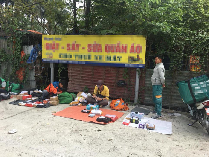 Những hình ảnh cực kì đáng yêu của các anh shipper hậu "săn sale". Thậm chí có các chị em nói đùa với nhau rằng "Ngày hội shipper" đây rồi đúng là chả sai tí nào cả.