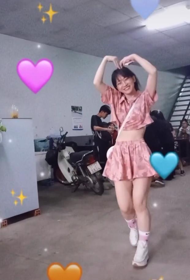Lê Bống từng làm người hâm mộ thất vọng với sắc vóc kém đẹp khi bị quay lén ngoài đời thực. Nhìn tổng thể ngoại hình, không ít người giật mình trước vóc dáng của cô nàng hoàn toàn khác xa trên MXH.