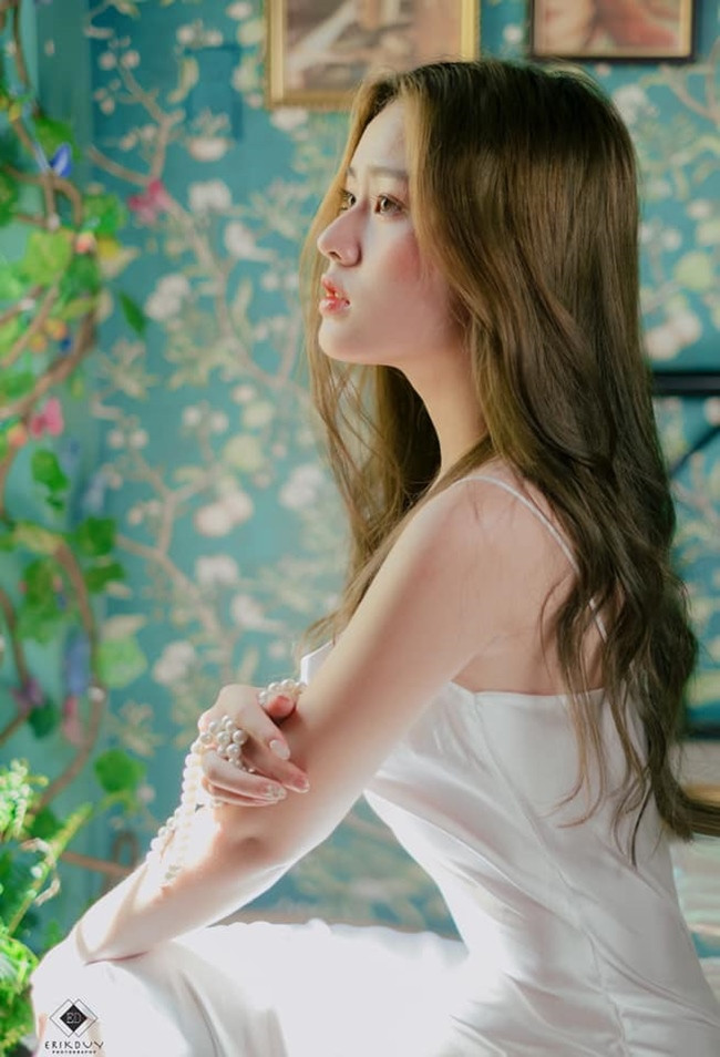 Dù gương mặt rất trẻ nhưng Hồng Hân lại có vóc dáng cân đối, gợi cảm cùng nước da trắng như bông bưởi.