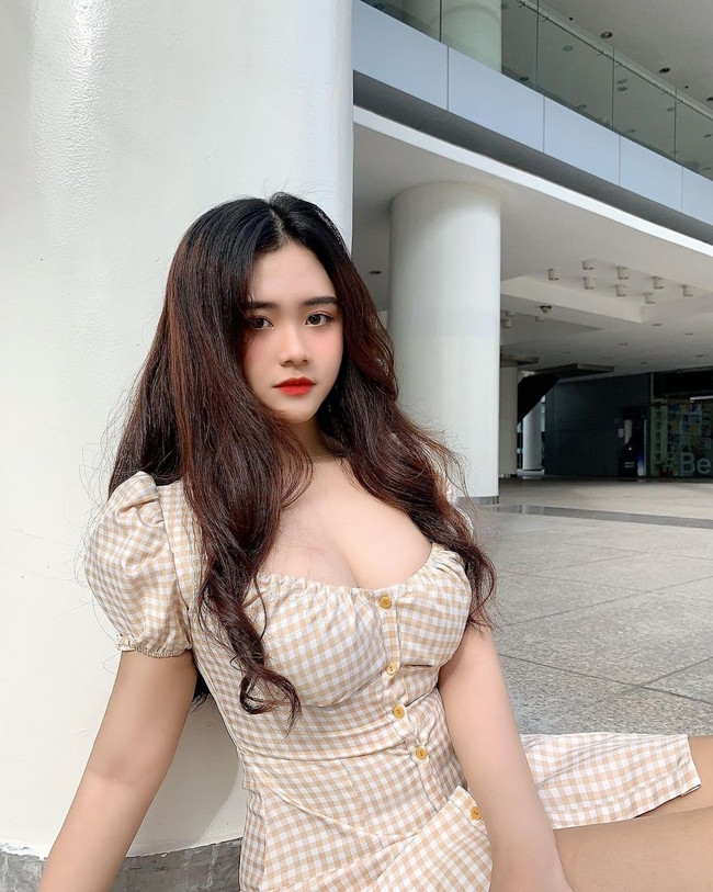 Ngoài Hồng Hân, Lê Thị Thu Thảo cũng là hot girl Sài thành nổi tiếng với những hình ảnh diện áo dài duyên dáng.