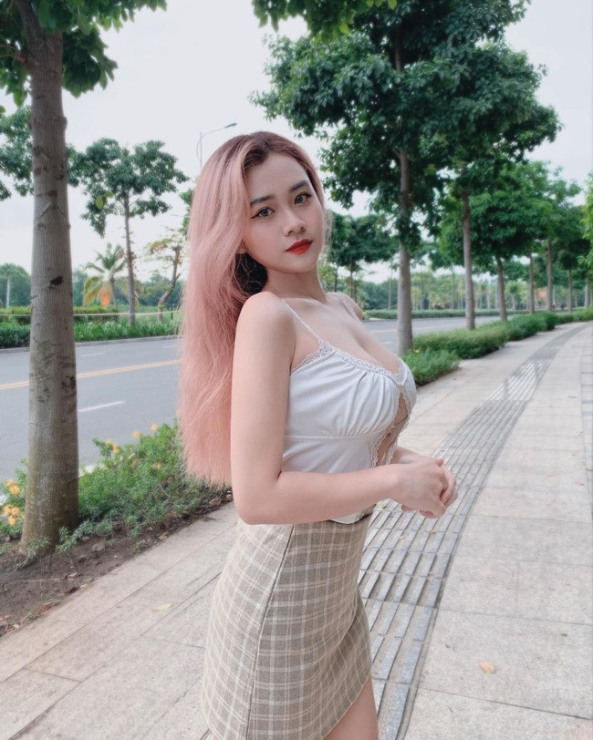 Được biết, cô đang theo học trường Đại học Ngoại ngữ - Tin học TP. Hồ Chí Minh.