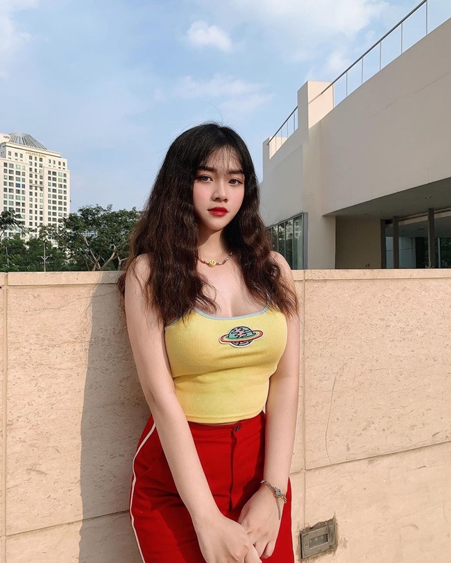 Ngoại hình ấn tượng giúp Thu Thảo nhận được các lời mời làm người mẫu cũng như quảng cáo trên trang cá nhân.
