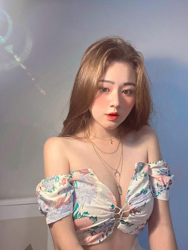 Hot girl Sài thành 21 tuổi nhận được nhiều lời khen của cư dân mạng cho diện mạo như búp bê.