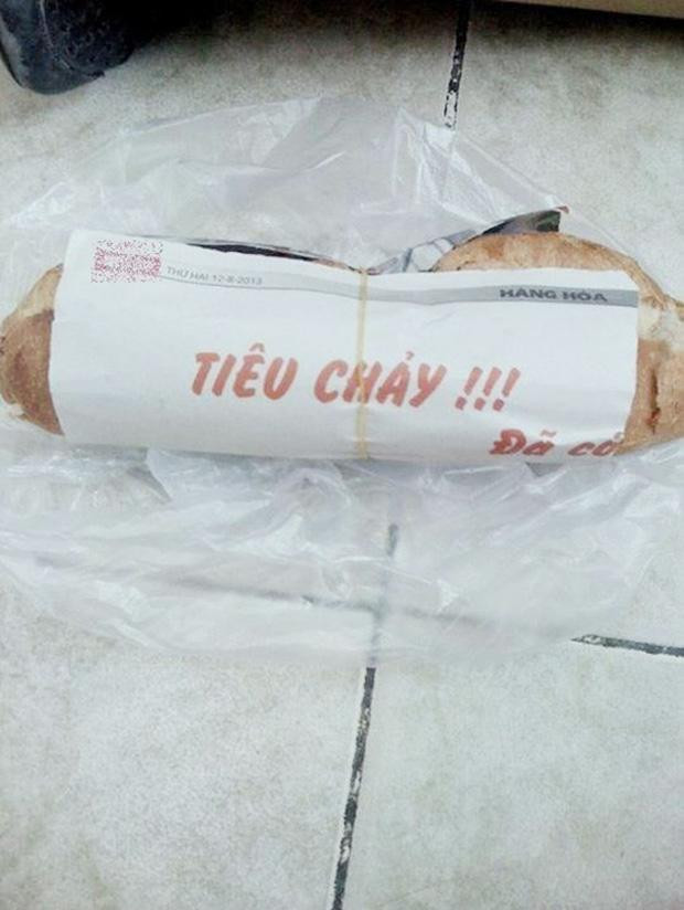 Chủ cửa hàng bán bánh mì có lẽ nên kiểm tra lại thật kỹ nội dung giấy photocopy trước khi tận dụng mới được, tránh để cho khách hàng ăn trong trạng thái bất an.