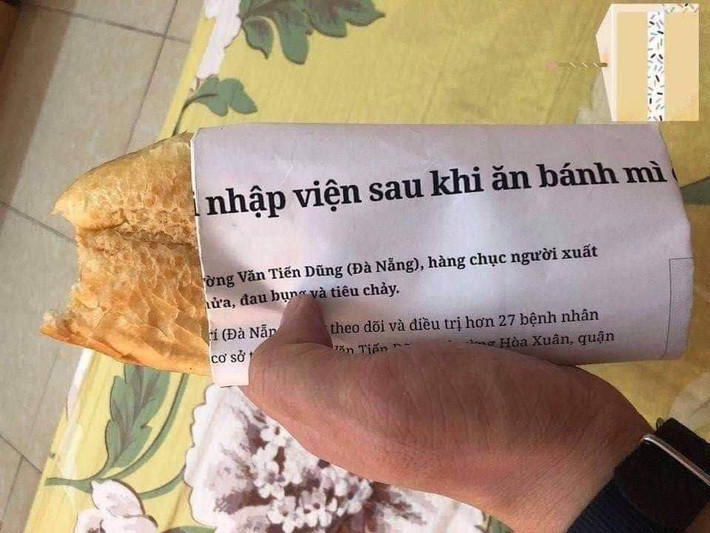 Thông thường, giấy gói đồ ăn đều là loại được tận dụng từ sách vở, báo, tạp chí,…giúp người ăn trong lúc nhâm nhi chiếc bánh có cái đọc để giết thời gian và cập nhật tin tức thú vị.