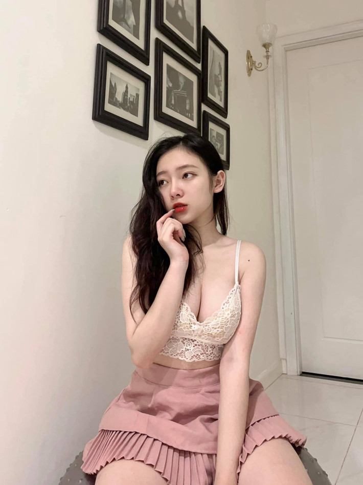 Được biết, ngoài việc học ở trường, Linh Chi còn là người mẫu tự do và nhận được nhiều lời mời tham gia đóng phim, quay MV ca nhạc. Cô còn nhận quảng cáo cho một số thương hiệu thời trang.