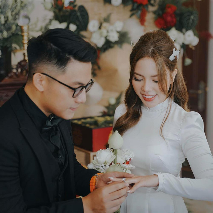 Ngày 14/11, CEO "Người ấy là ai" Tống Đông Khuê đã tổ chức lễ đính hôn với bạn gái lâu năm Đoàn Thảo Nhi.