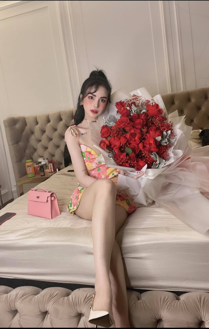 Theo thông tin được biết, Tường Vi sinh ra trong một gia đình khá giả, có bố mẹ kinh doanh bất động sản trong hơn 20 năm tại Đà Nẵng.