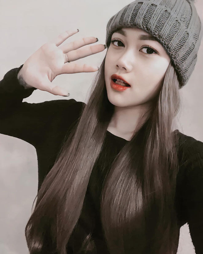 Vóc dáng gợi cảm, xinh đẹp không khác gì hot girl của Ngọc Khánh giúp cô nàng thoả thích diện những bộ cánh điệu đà và ngày càng trở nên xinh đẹp